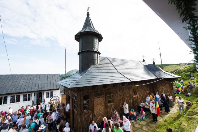 (Foto) Pelerini din toată țara, prezenți la hramul Mănăstirii de pe Muntele Ceahlău