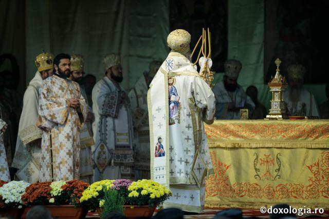 (Foto) Sfânta şi Dumnezeiasca Liturghie oficiată de 15 ierarhi la Catedrala Episcopală din Huși