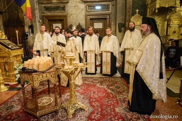 (Foto) Priveghere şi Liturghie arhierească pentru Sfântul Apostol Andrei la Iaşi