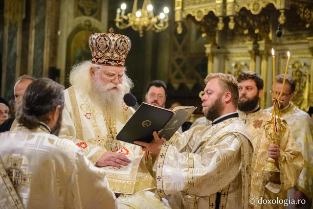 (Foto) Slujba de priveghere a Sfintei Cuvioase Parascheva la Catedrala din Iaşi – 2017