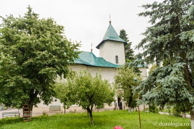 Runc - mănăstirea din codrii de la granița Bacăului cu Neamțul (galerie FOTO)