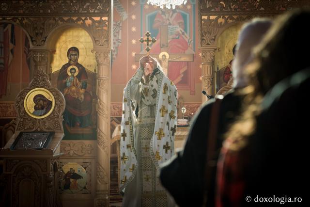 (Foto) Sfânta și Dumnezeiasca Liturghie în imagini 