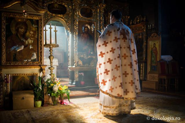 (Foto) Sfânta și Dumnezeiasca Liturghie în imagini 