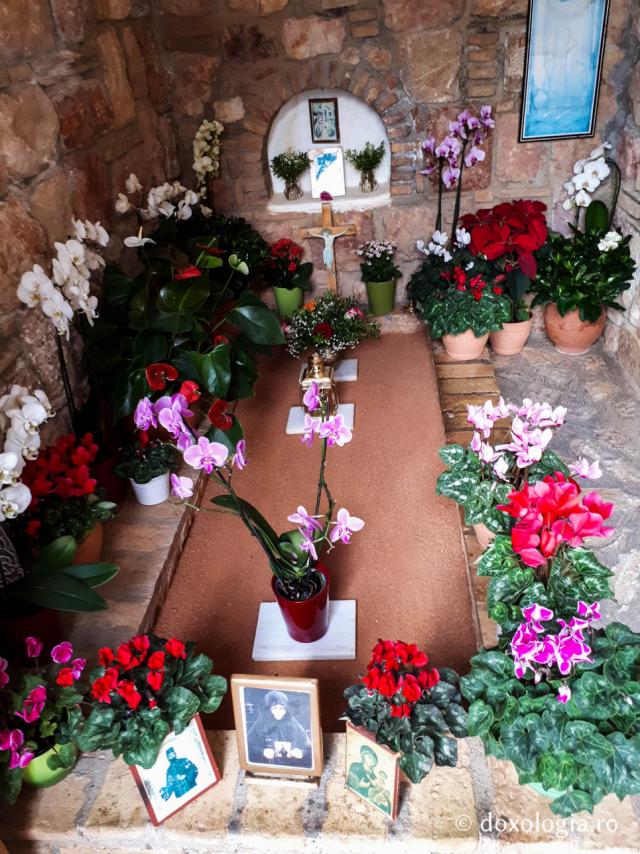 (Foto) Mormântul Cuvioasei Macaria – monahia care a descoperit moaștele Sfântului Efrem cel Nou