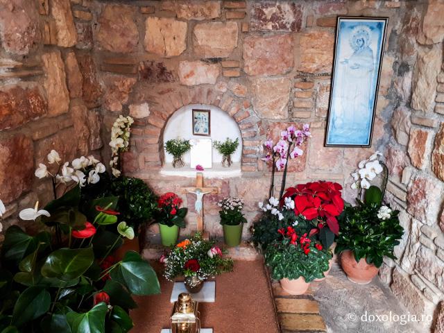 (Foto) Mormântul Cuvioasei Macaria – monahia care a descoperit moaștele Sfântului Efrem cel Nou