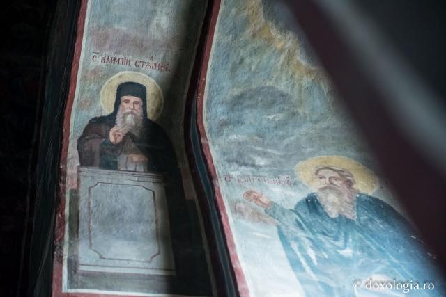 Pelerin la icoana Sfintei Ana de la Mănăstirea Bistriţa