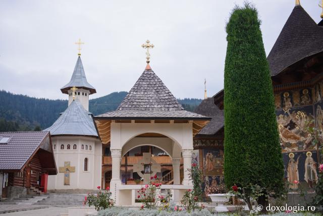 (Foto) Petru Vodă – Mănăstirea ctitorită în amintirea pătimitorilor din închisorile comuniste