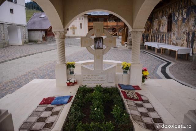 (Foto) Pelerin la mormântul părintelui Iustin Pârvu