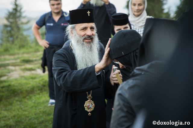 (Foto) Urcuș duhovnicesc spre Mănăstirea Ceahlău