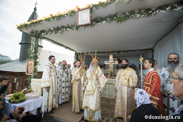 (Foto) Urcuș duhovnicesc spre Mănăstirea Ceahlău