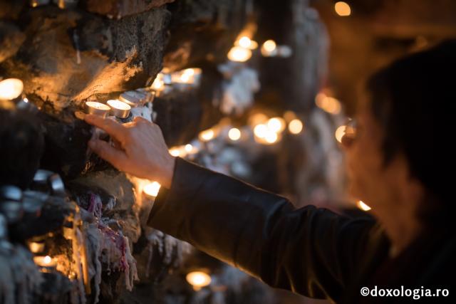 (Foto) Pelerinul – căutător de Lumină la hramul Sfintei Parascheva