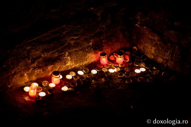 (Foto) Pelerinul – căutător de Lumină la hramul Sfintei Parascheva