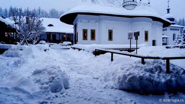 (Foto) Început de iarnă la Mănăstirea Sihăstria