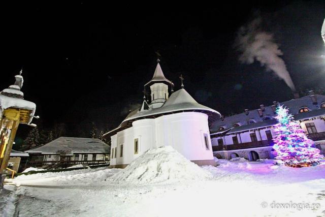 (Foto) Iarnă de poveste la Mănăstirea Sihăstria