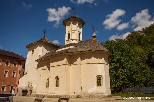 (Foto) Pelerin la Mănăstirea Bisericani din județul Neamț