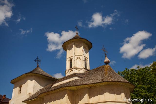 (Foto) Pelerin la Mănăstirea Bisericani din județul Neamț