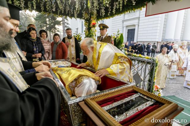(Foto) Ierarhi slujitori la Sfânta Liturghie a Hramului Sfintei Cuvioase Parascheva
