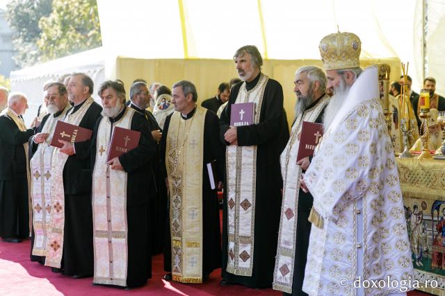 (Foto) „Crucea Moldavă” pentru preoții care au construit biserici în perioada comunistă