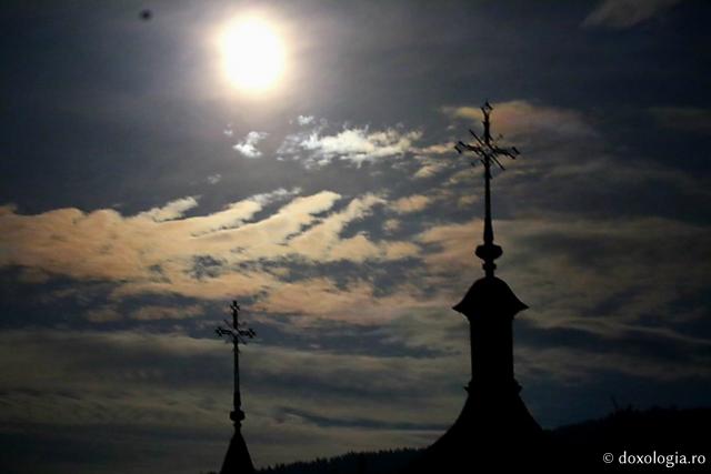 (Foto) Noapte liniștită de toamnă la Mănăstirea Sihăstria