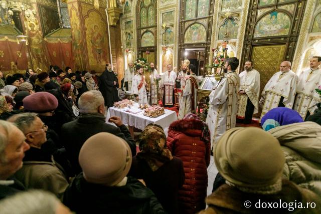 (Foto) Priveghere la hramul Mănăstirii Sfinții Trei Ierarhi din Iași 2020