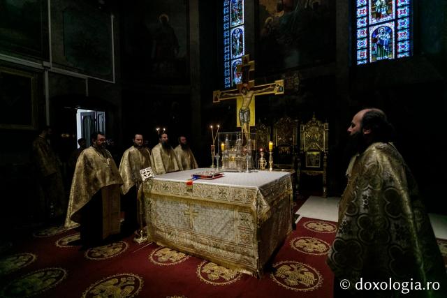 (Foto) Priveghere la praznicul Întâmpinării Domnului, la Catedrala Mitropolitană din Iași 2020