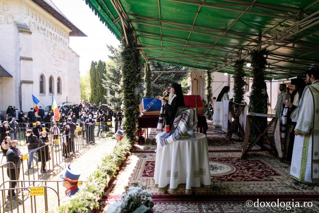 (Foto) Slujba de înmormântare a Înaltpreasfințitului Părinte Pimen