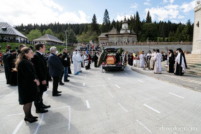 (Foto) Slujba de înmormântare a Înaltpreasfințitului Părinte Pimen