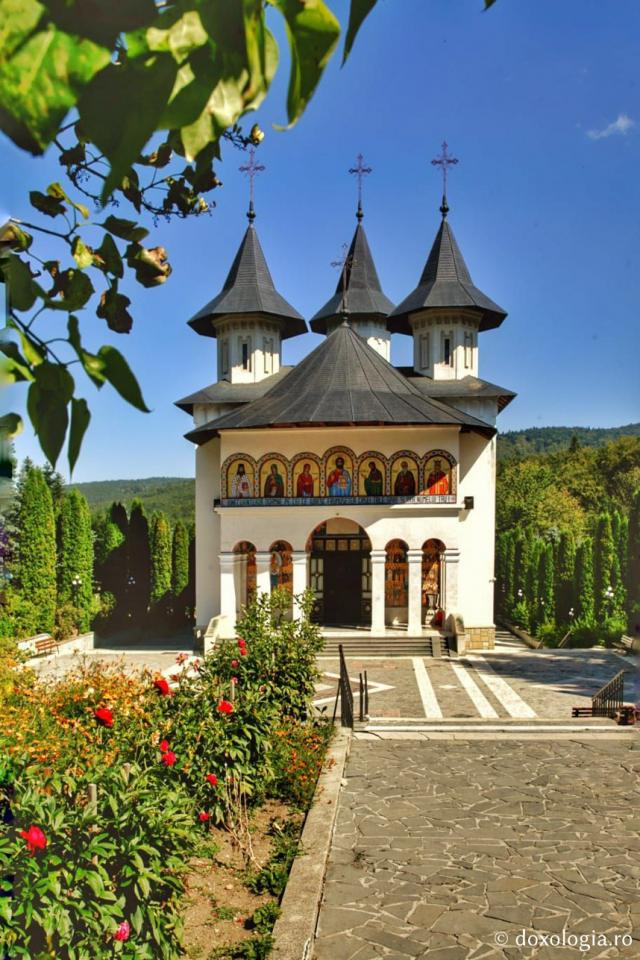 (Foto) Hramul istoric Nașterea Maicii Domnului – Mănăstirea Sihăstria 2020