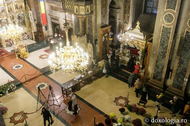 (Foto) Slujba de priveghere a Sfintei Cuvioase Parascheva la Catedrala din Iași – 2020