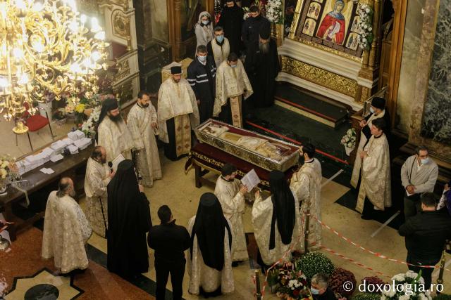 (Foto) Procesiunea scoaterii spre închinare a moaștelor Sfintei Cuvioase Parascheva – 2020