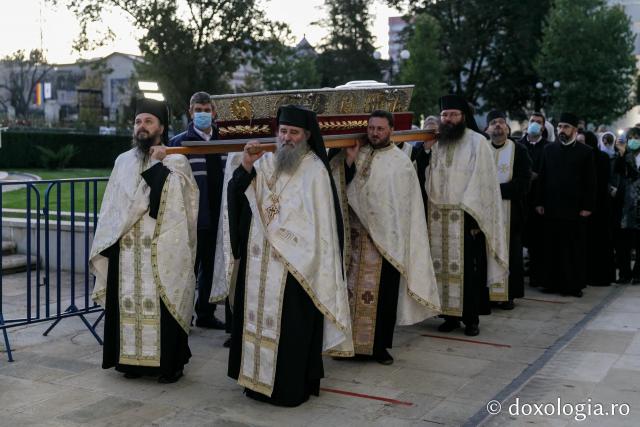 (Foto) Procesiunea scoaterii spre închinare a moaștelor Sfintei Cuvioase Parascheva – 2020