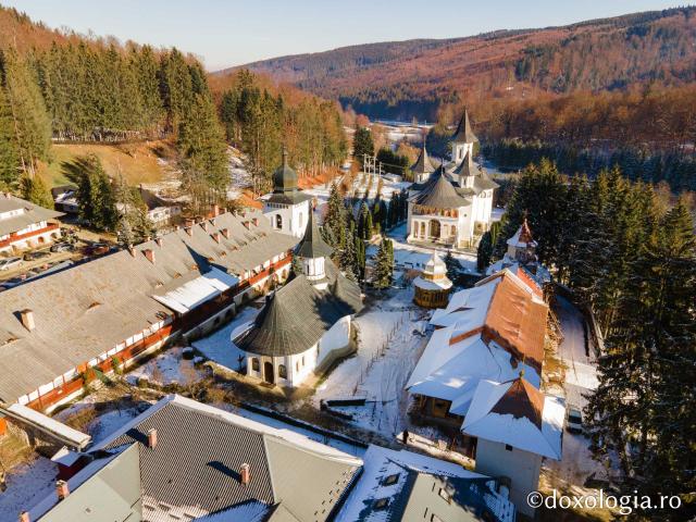 (Foto) Văzută „din Cer”: Cum arată Mănăstirea Sihăstria la începutul lui decembrie