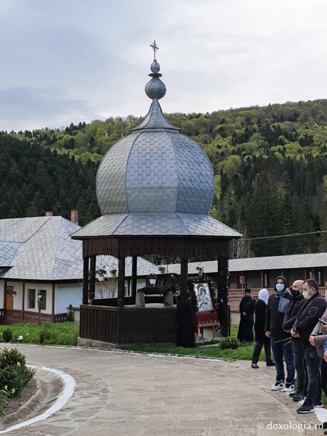 (Foto) Izvorul Tămăduirii la Mănăstirea Horaița – 7 mai 2021