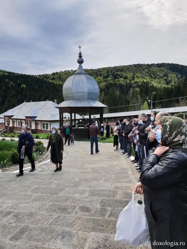 (Foto) Izvorul Tămăduirii la Mănăstirea Horaița – 7 mai 2021