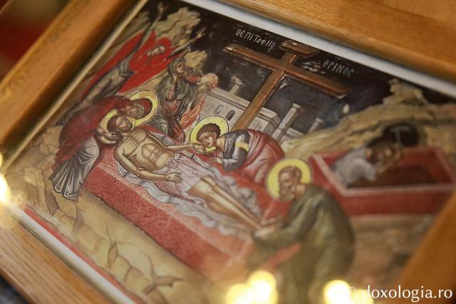 (Foto) „În mormânt, Viață...” – Fragmente din slujba Prohodului la Catedrala mitropolitană și la mănăstirea Sfinții Trei Ierarhi din Iași, 2021
