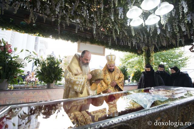 (Foto) Ierarhi slujitori la Sfânta Liturghie a Hramului Sfintei Cuvioase Parascheva – 2021