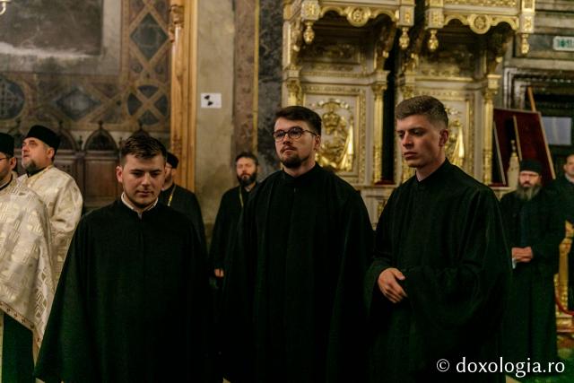(Foto) Procesiunea scoaterii spre închinare a moaștelor Sfintei Cuvioase Parascheva – 2021