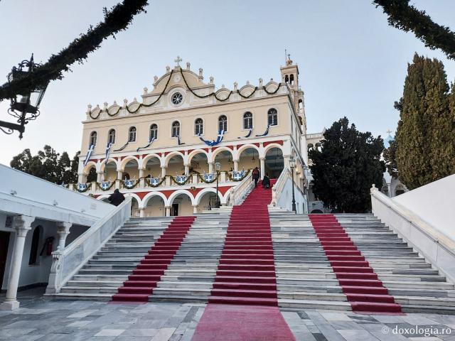 (Foto) Priveghere în cinstea praznicului Bunei Vestiri – Biserica „Panaghia Evanghelistria” din Tinos 2022  