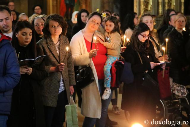 (Foto) „În mormânt, Viaţă, Pus ai fost, Hristoase”: Denia Prohodului Domnului, la Catedrala Mitropolitană din Iași