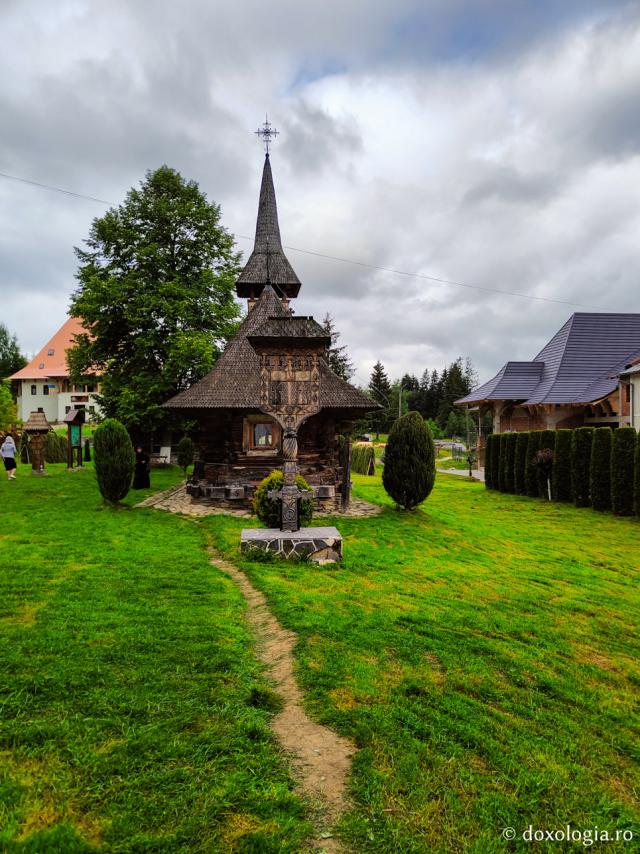 (Foto) Un colț de rai – Mănăstirea Moisei din Maramureș