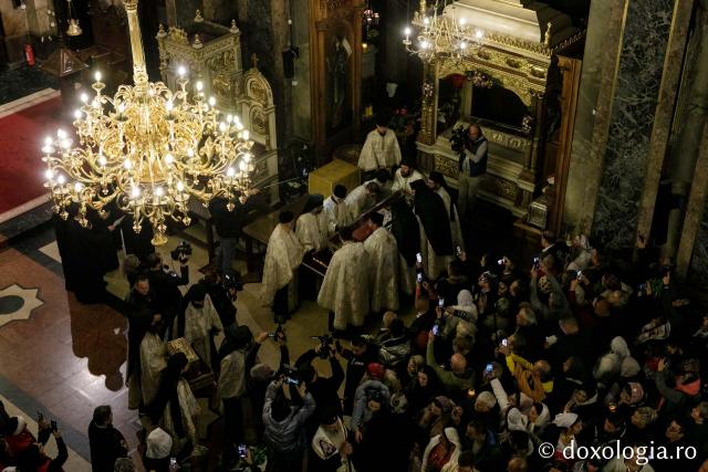 (Foto) Procesiunea scoaterii spre închinare a moaștelor Sfintei Cuvioase Parascheva și ale Sfântului Paisie de la Neamț – 2022