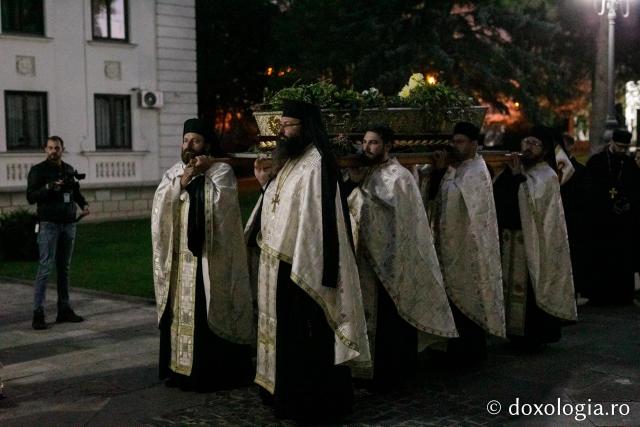 (Foto) Procesiunea scoaterii spre închinare a moaștelor Sfintei Cuvioase Parascheva și ale Sfântului Paisie de la Neamț – 2022