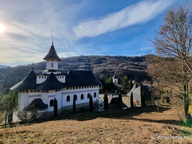 (Foto) Mănăstirea Pângărați la început de an