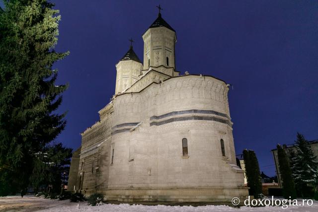 (Foto) Priveghere la hramul Mănăstirii Sfinții Trei Ierarhi din Iași 2023