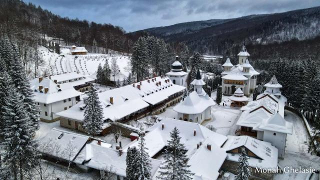 (Foto) Iarna peste Mănăstirea Sihastria