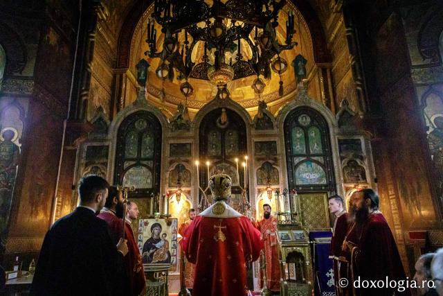 (Foto) Sfânta Liturghie din Joia Mare la Mănăstirea „Sfinții Trei Ierarhi”