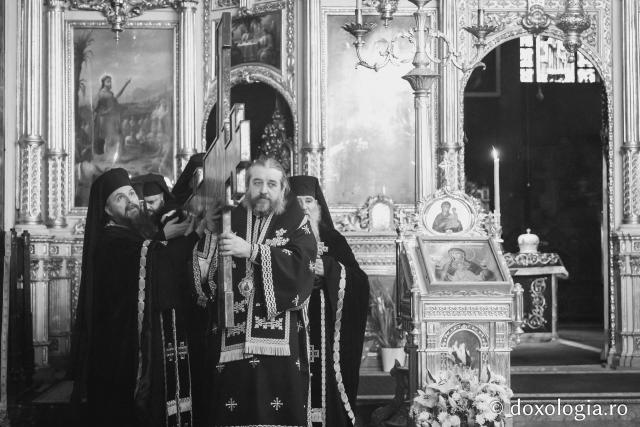 (Foto) Denia celor 12 Evanghelii la Catedrala Mitropolitană din Iași