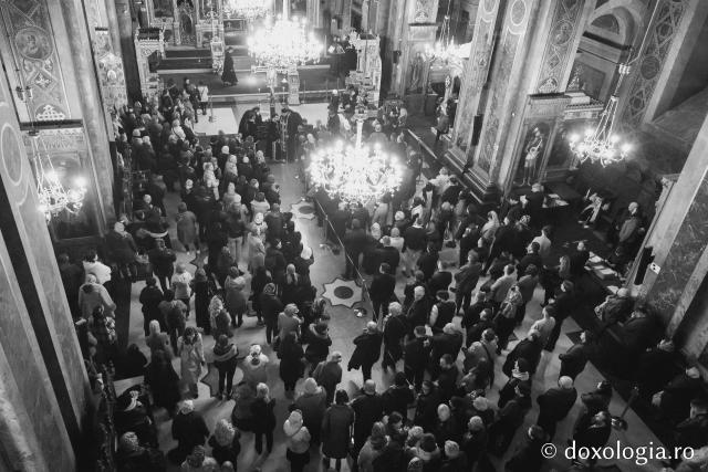 (Foto) Denia celor 12 Evanghelii la Catedrala Mitropolitană din Iași