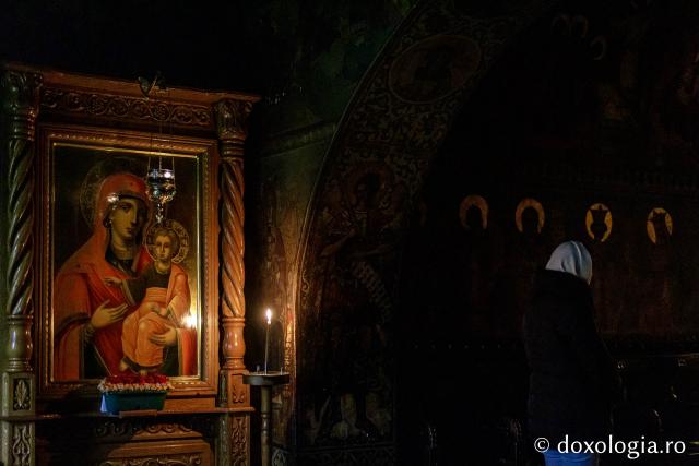 (Foto) „Să tacă tot trupul omenesc...” – Sfânta Liturghie din Sâmbăta Mare la Mănăstirea Bucium