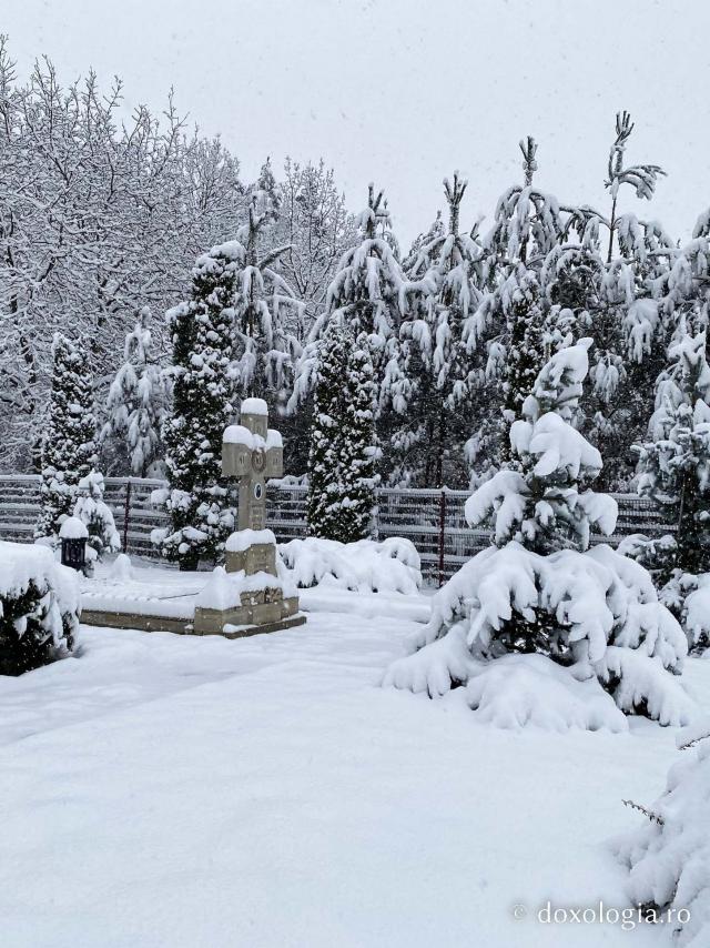 (Foto) Peisaj de iarnă în luna aprilie la Mănăstirea Pângărați